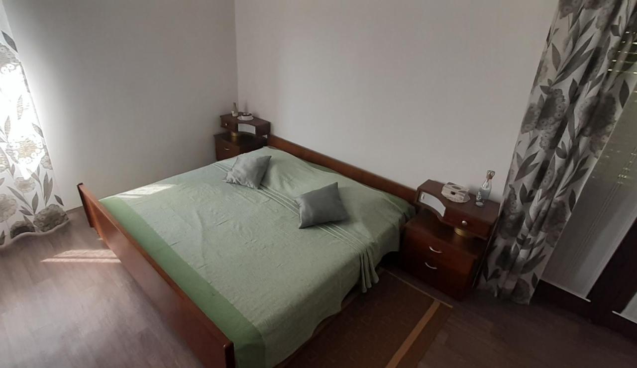 Apartamento Ina 2 Funtana Exterior foto