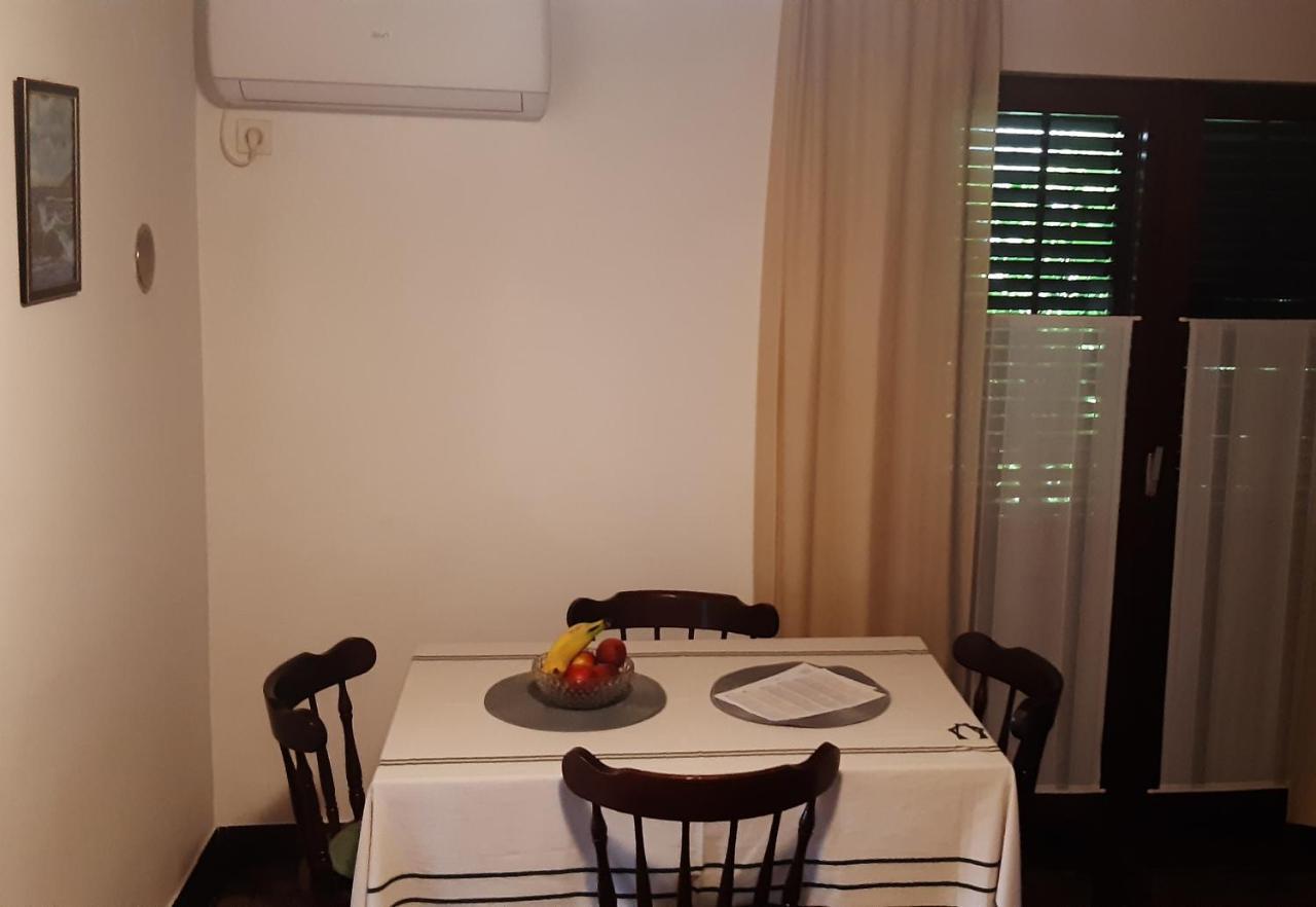 Apartamento Ina 2 Funtana Exterior foto